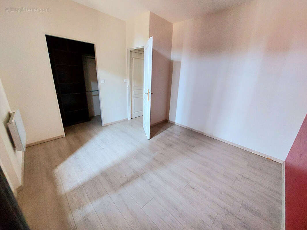 Maison individuelle divisée en 2 appartements rapport locatif secteur Pelloutier - photo 14