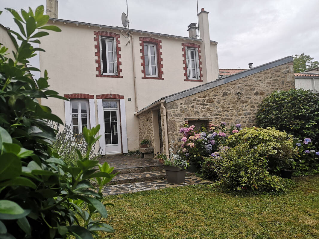 Maison à LES HERBIERS
