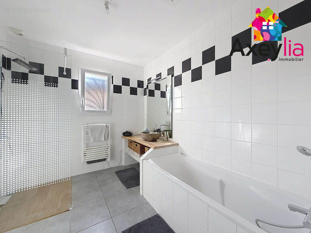 A vendre - belmont-de-la-loire - maison de 2014 avec grand garage, terrasses et terrain - photo 8