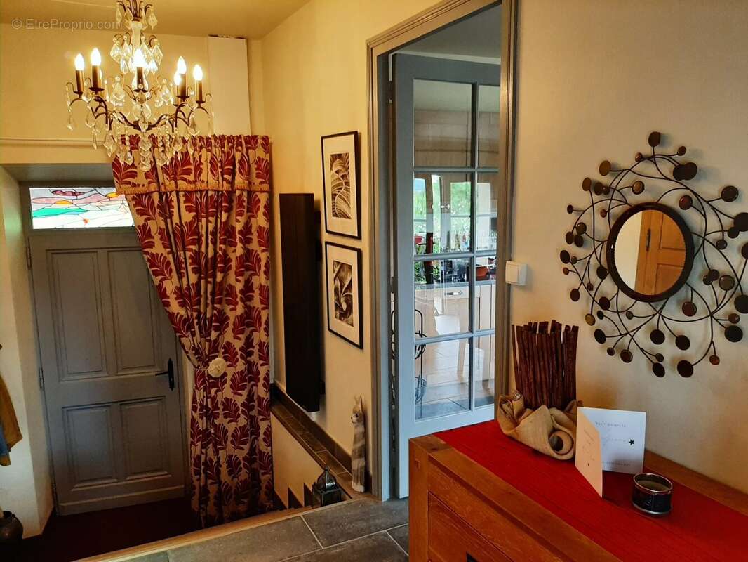 Charmante propriété de 2 chambres et 2 salles de bains à Aubeterre, avec vue exceptionnelle - photo 7