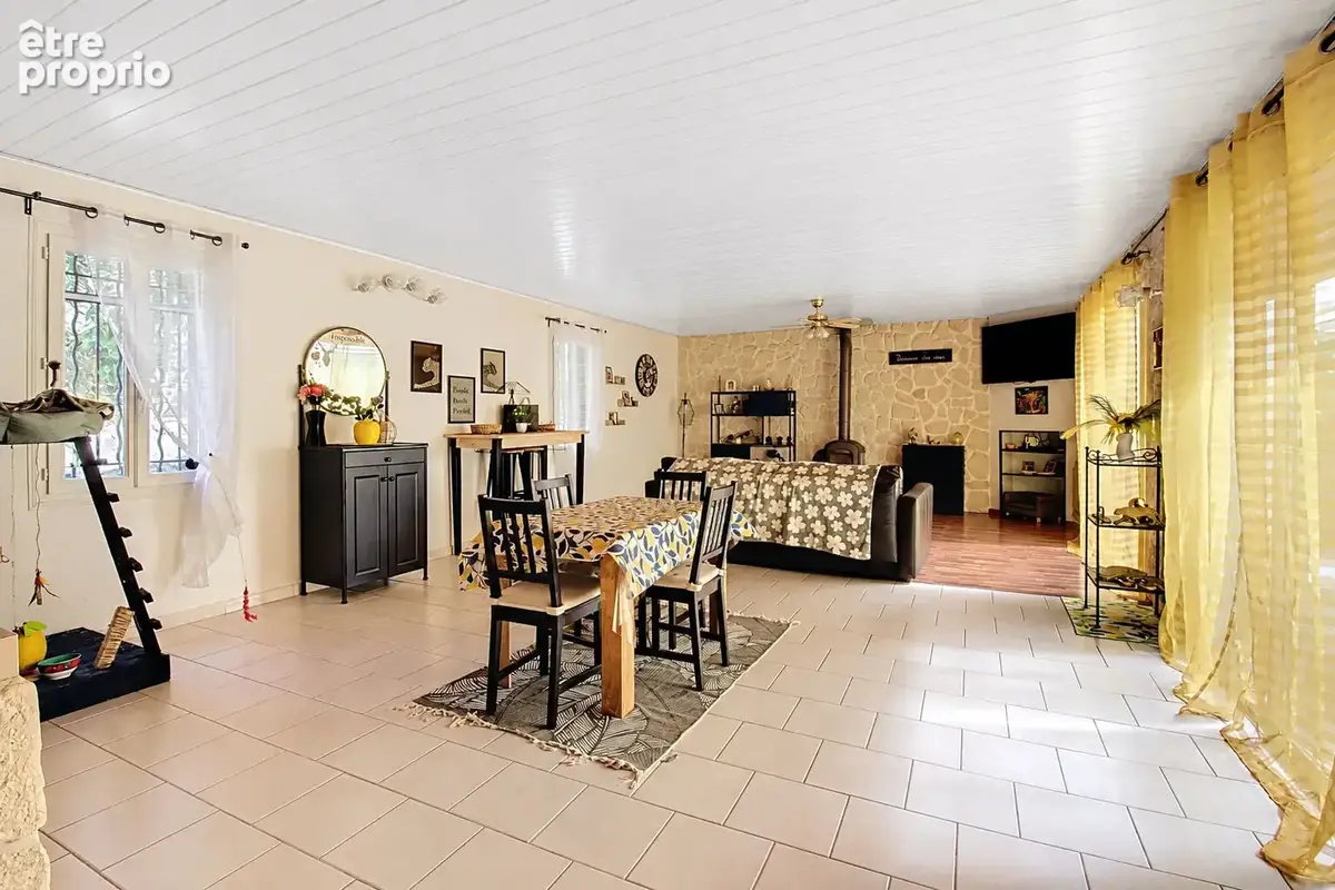 À VENDRE EN EXCLUSIVITÉ - CALLAS Maison 4 chambres avec piscine et grand terrain de 3205 m² - photo 3