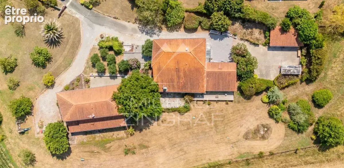 Deux maisons de caractère au cœur de plus de 5 000 m² - photo 9