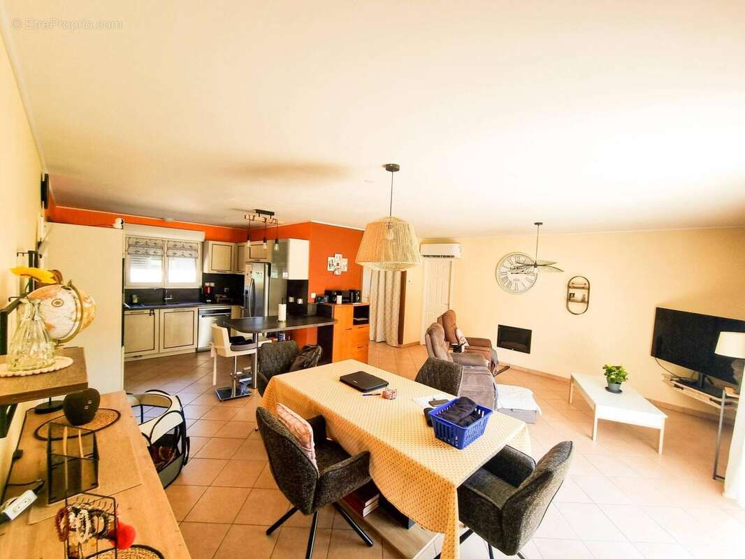 Photo 2 - Maison à LEGUILLAC-DE-L'AUCHE