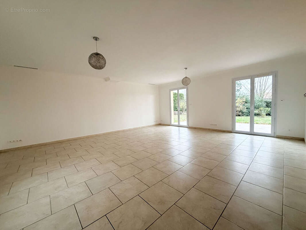 Maison à SAINT-PIERRE-DE-LAGES