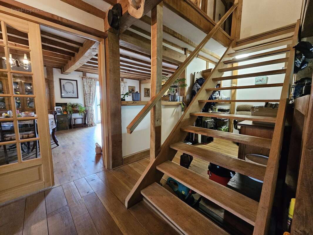 Grange exceptionnellement rénovée avec dépendances, atelier et vue panoramique. - photo 6