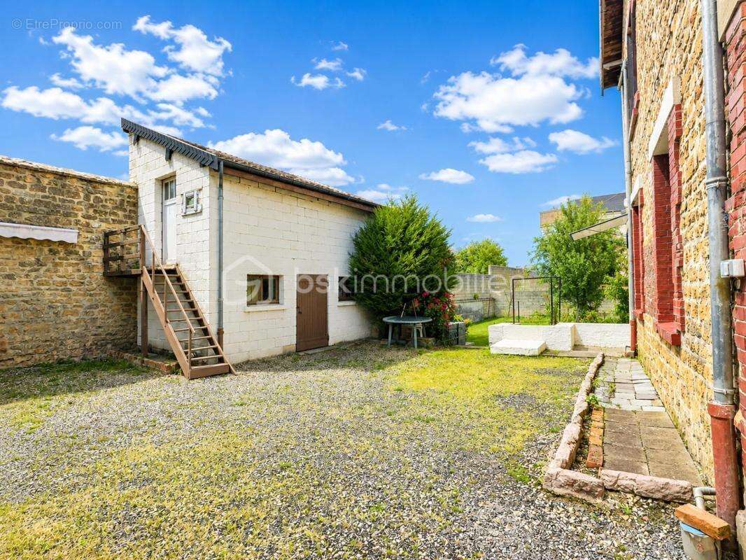 Maison de maître avec nombreuses dépendances et fort potentiel - photo 3
