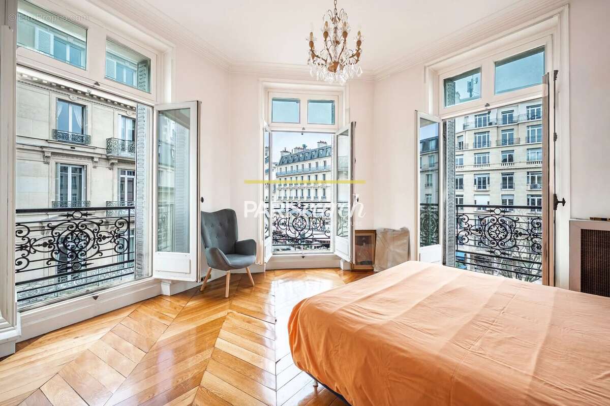 Appartement à PARIS-8E