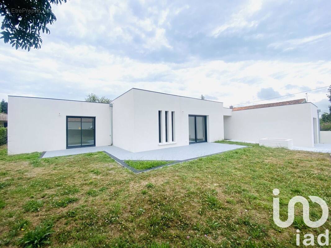 Photo 1 - Maison à CHAILLEVETTE