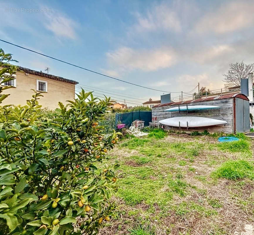 Jardin de 100m2 avec cabanon servant d'atelier