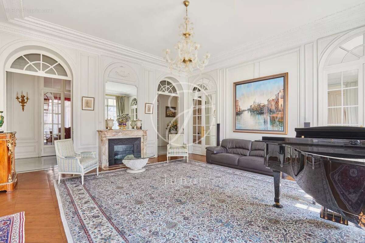 Appartement à PARIS-16E