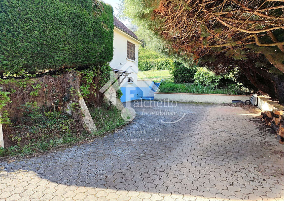 Maison à LA ROCHE-BLANCHE