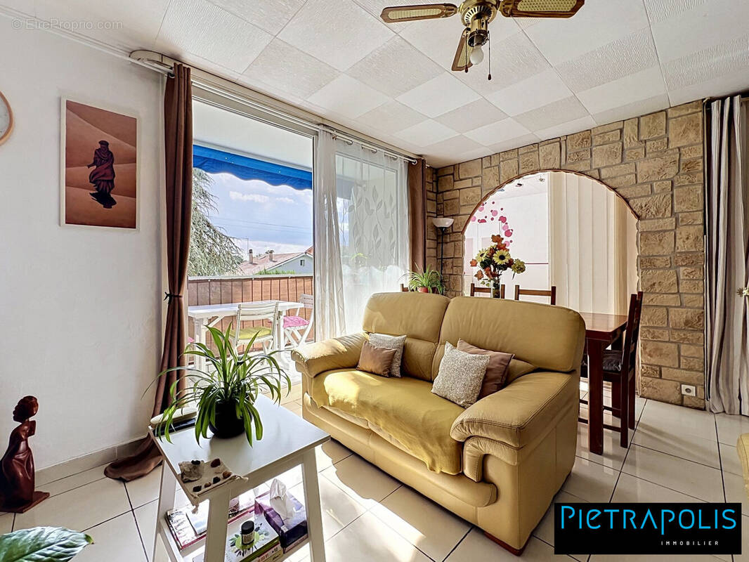 Appartement à PIERRE-BENITE