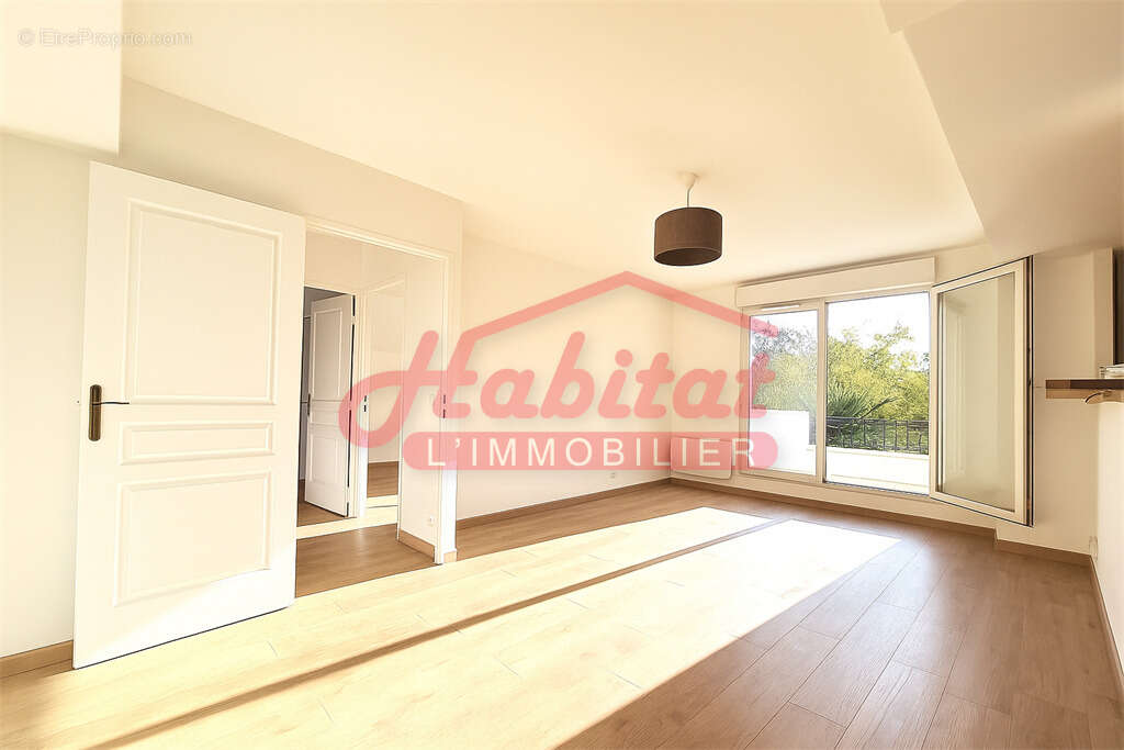 Chelles-coeur de ville - grand appartement 2 pieces avec terrasse et box - photo 3