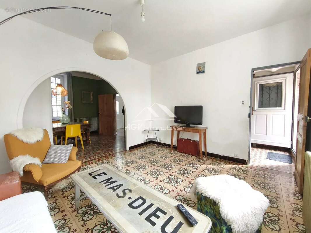 Maison à SAINT-JULIEN-LES-ROSIERS