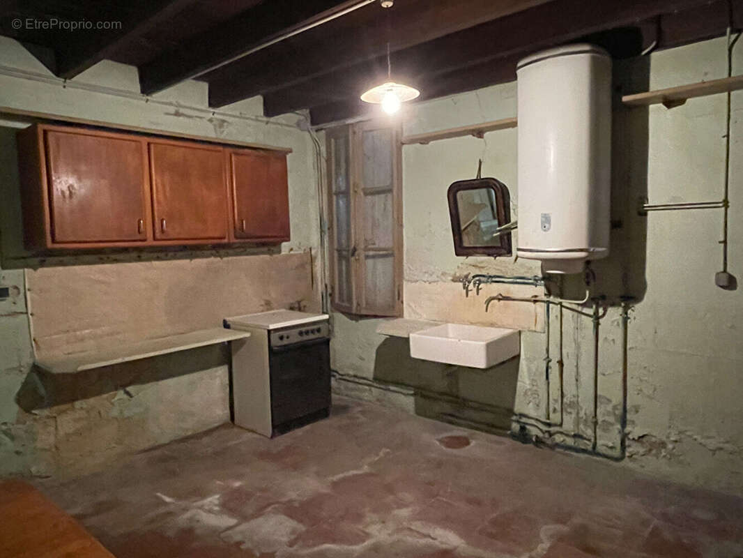 Grande maison en pierre à rénover dans un village prisé - photo 13