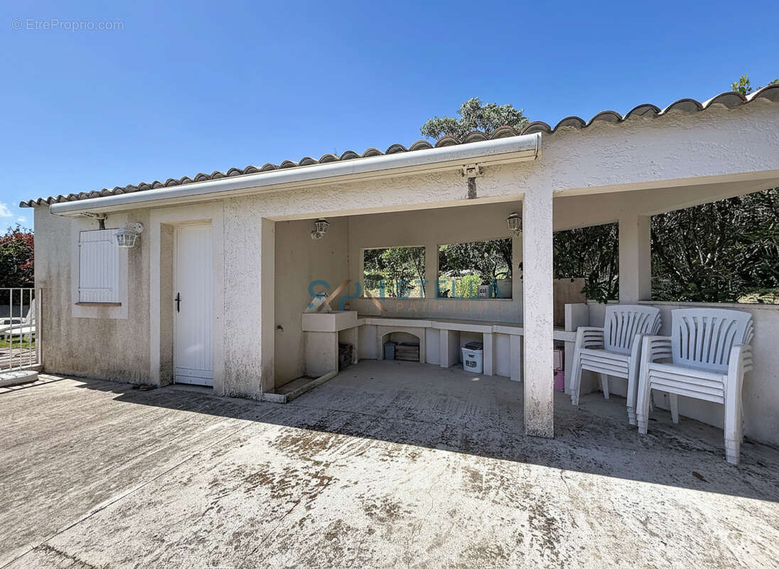 AFA, Maison familiale avec piscine, T2 indépendant et 1 990 m² de terrain - photo 10