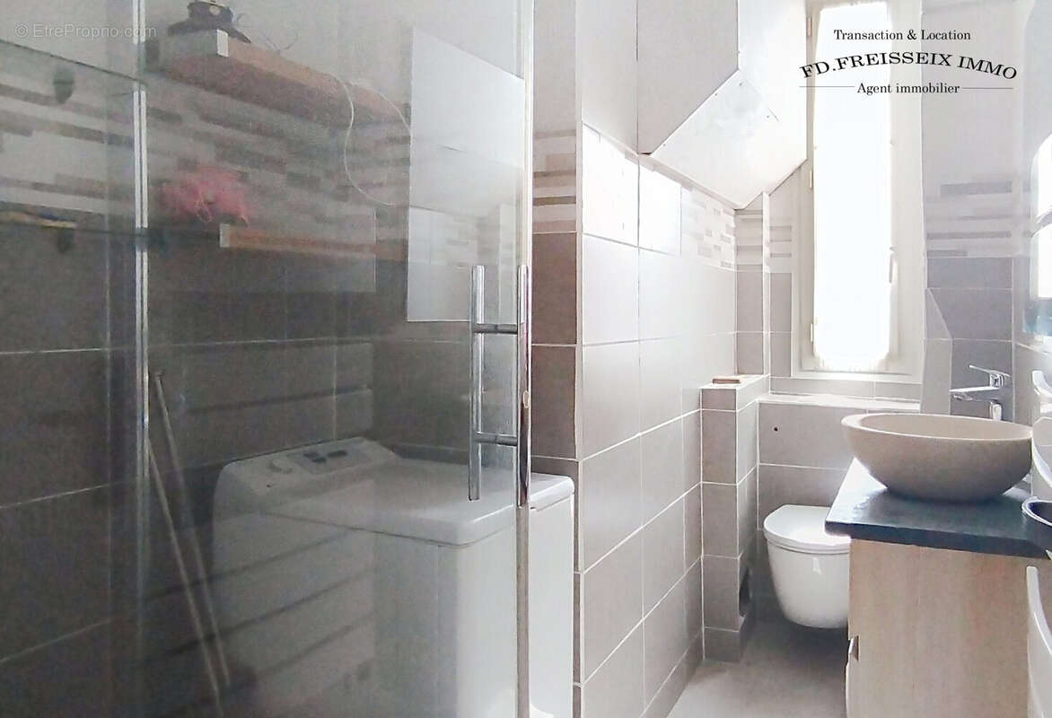 Salle d'eau et Wc avec  fenêtre - Appartement à PARIS-14E