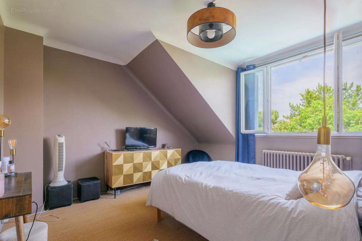 Maison 7 pièces 127 m² à Gagny avec piscine, jardin et parkings - photo 7