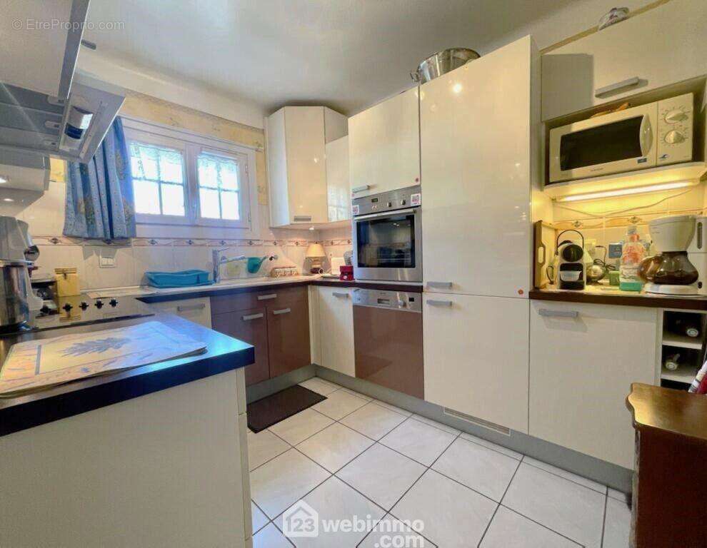 Cuisine fonctionnelle et lumineuse. - Maison à SAINTE-MAXIME