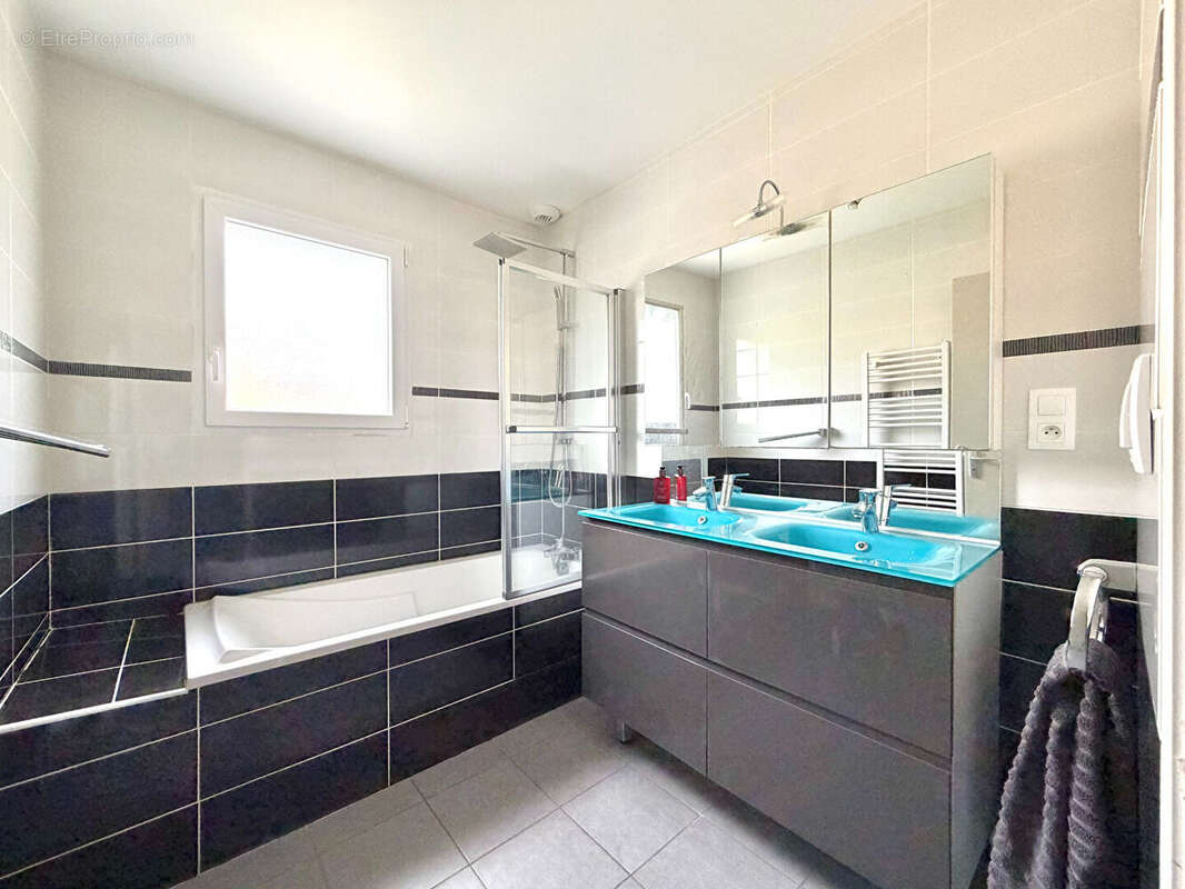 À VENDRE - Maison contemporaine de 115 m² à Villars (42390) - Vue exceptionnelle sur le Golf de Saint-Étienne - photo 12