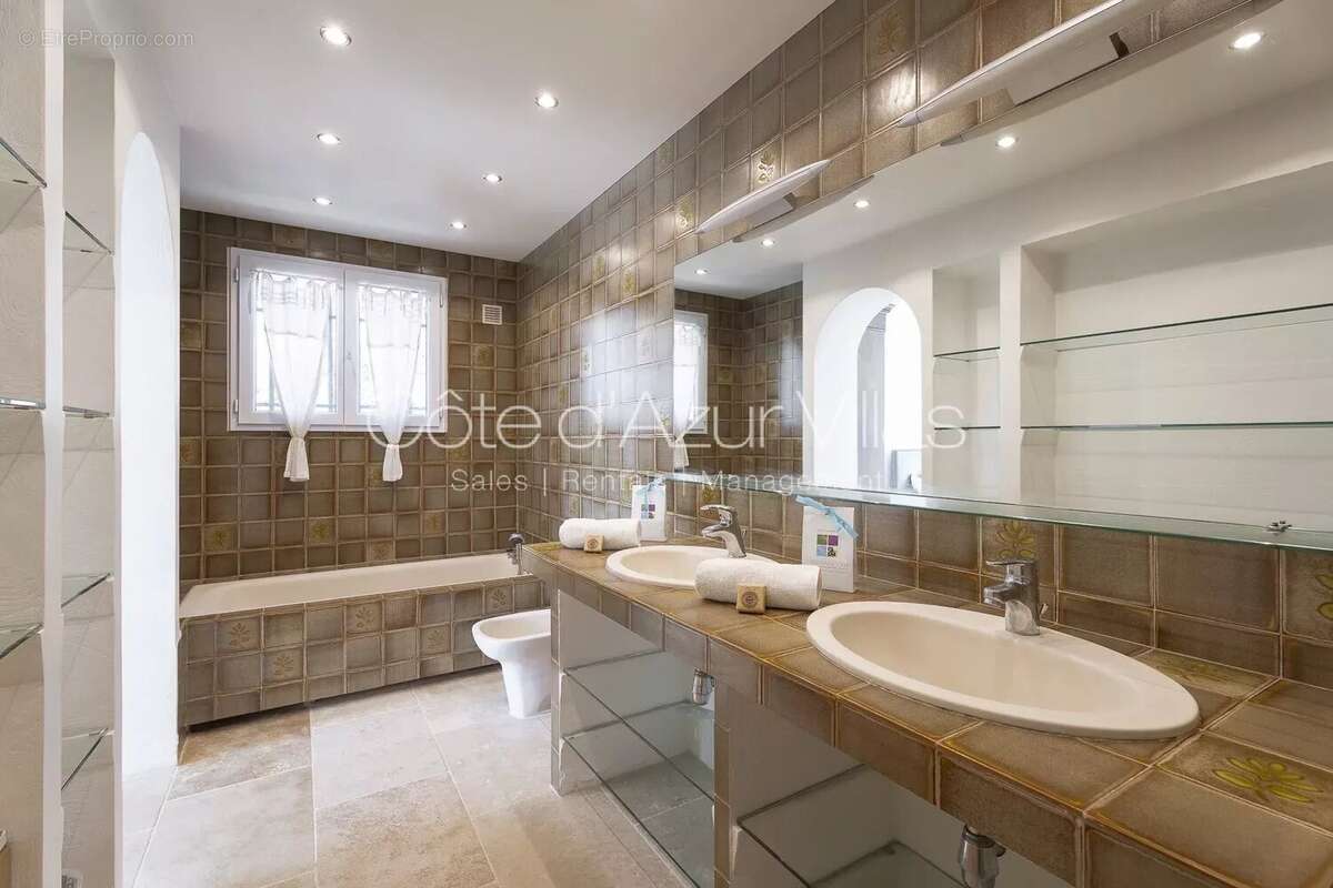 Maison à ROQUEFORT-LES-PINS