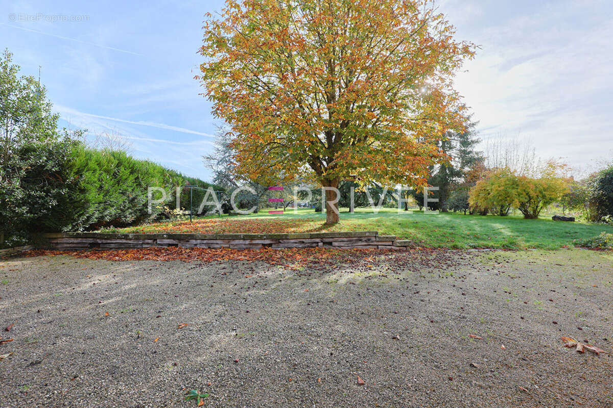 Maison 375 m² à Vincey  - photo 17