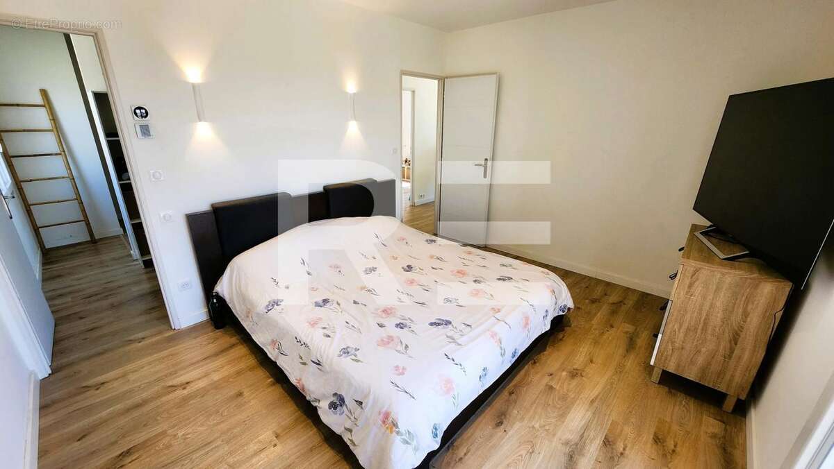 Maison à SAINT-CHAPTES