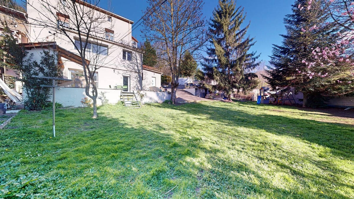 Maison à LE CHAMBON-FEUGEROLLES