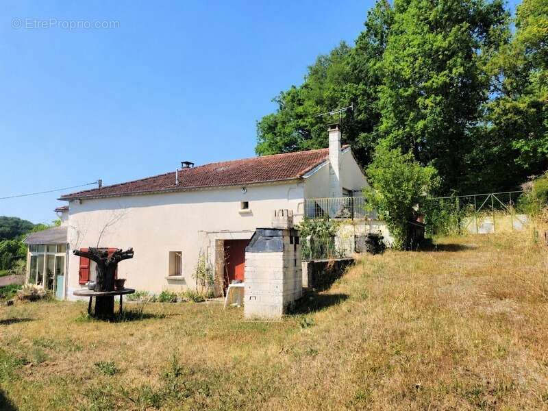Maison de plain pied à rénover en partie - 3 pièces - avec jardin et dépendances - à MONTAIGU DE QUERCY (82) - photo 14