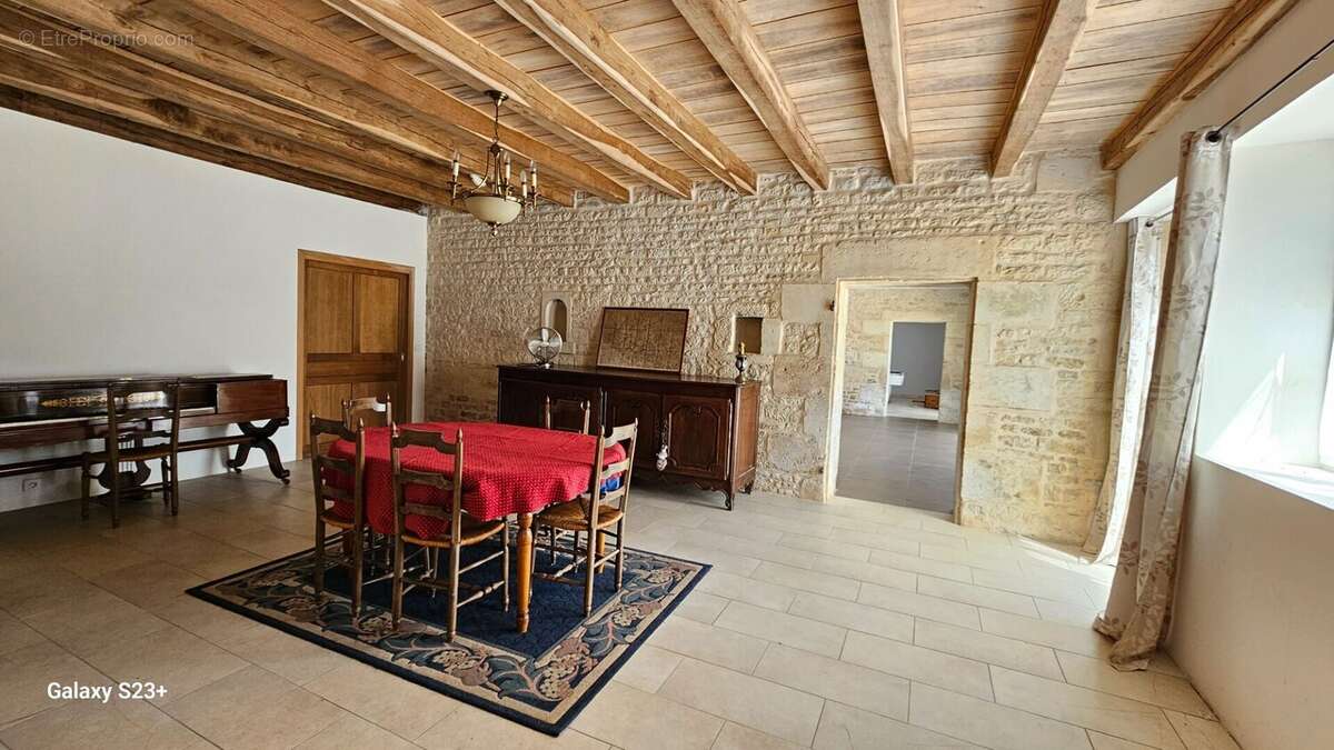 Maison 400 m² à Aiffres  - photo 7