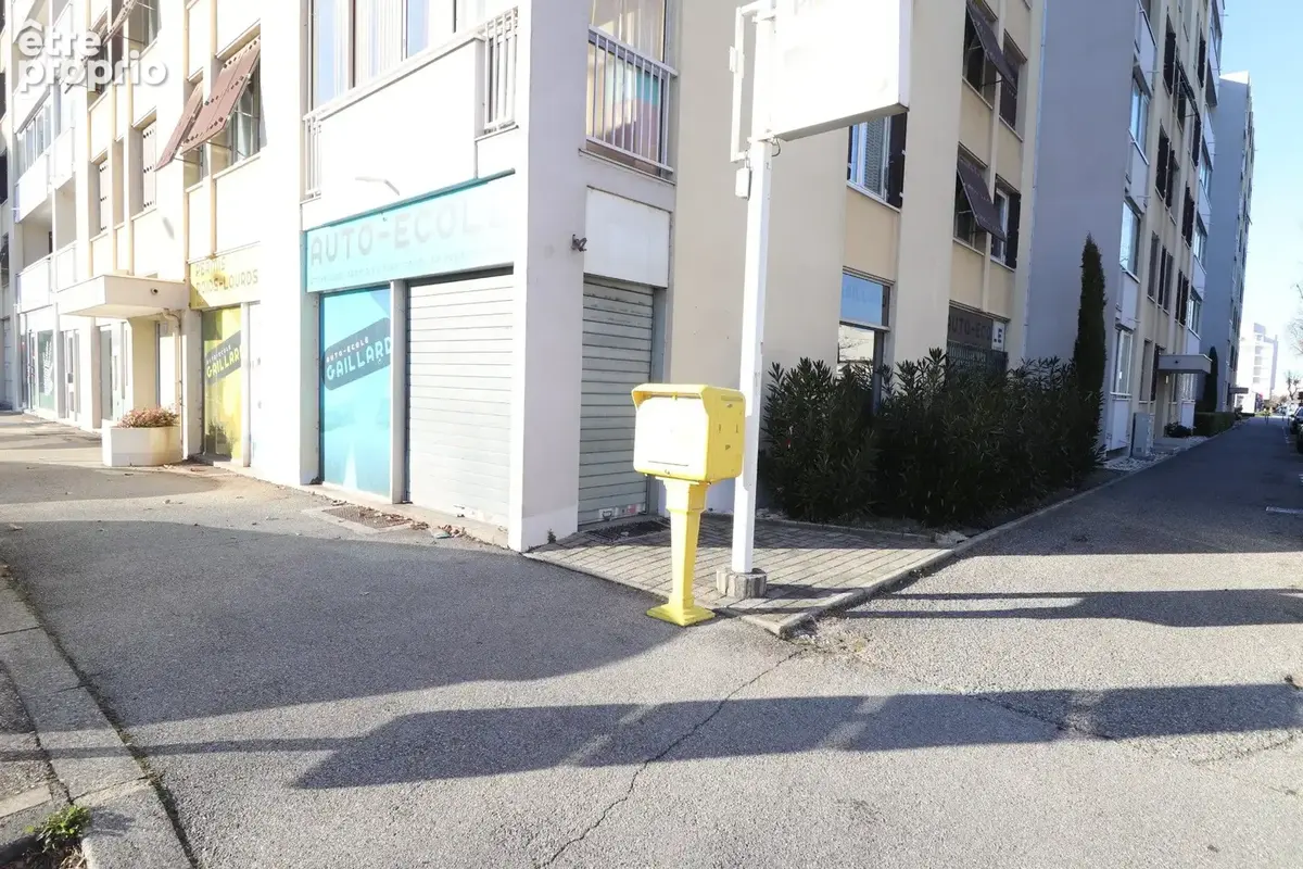 Local commercial 101 m2 à VALENCE - photo 8