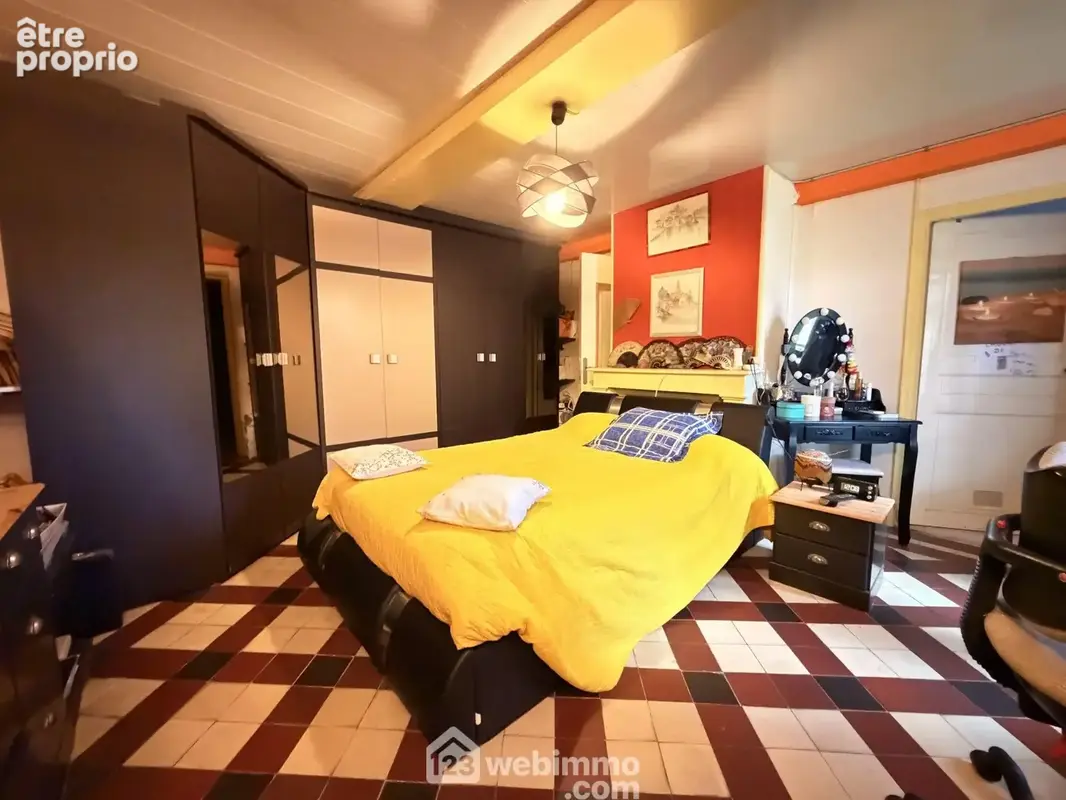 En rez-de-chaussée, voici la première chambre