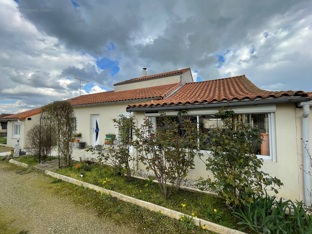 Maison à FRONTENAY-ROHAN-ROHAN