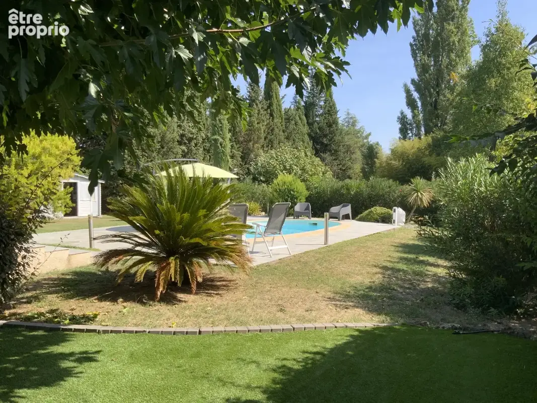 Villa avec piscine aux portes d'un village avec commerces, à 3 km d'Uzès. - photo 2