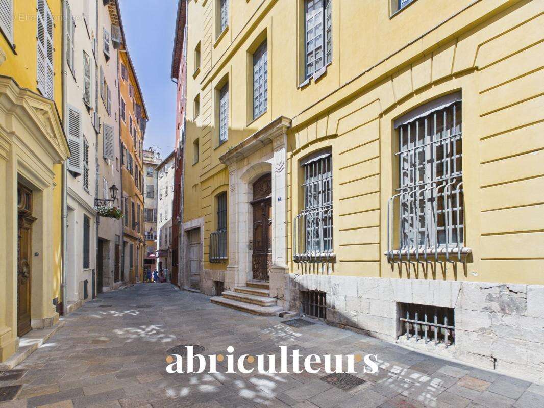 Lumineux appartement de 54 m² habitables en vente dans le centre historique de Grasse (06130) - photo 2