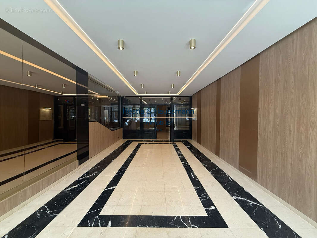 Commerce à PARIS-8E
