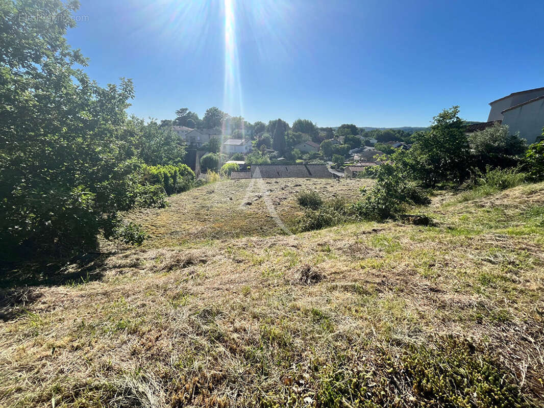 Terrain à PUY-L&#039;EVEQUE