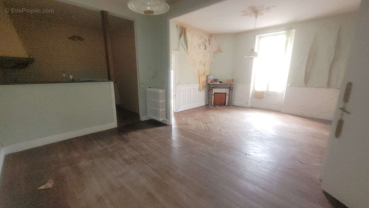 Local, immeuble au centre de Joigny de 1380m2 et maison d'habitation de 96m2 - photo 13