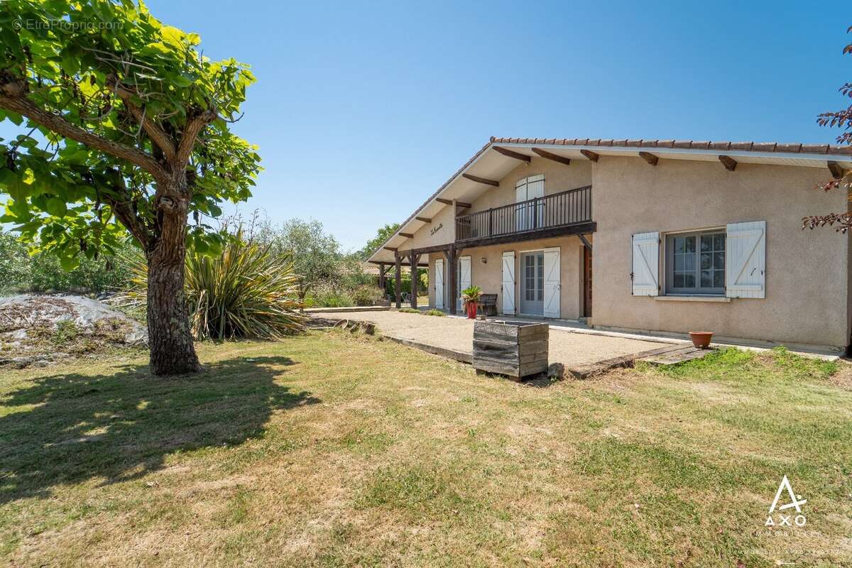 Maison traditionnelle avec piscines et annexes - photo 9
