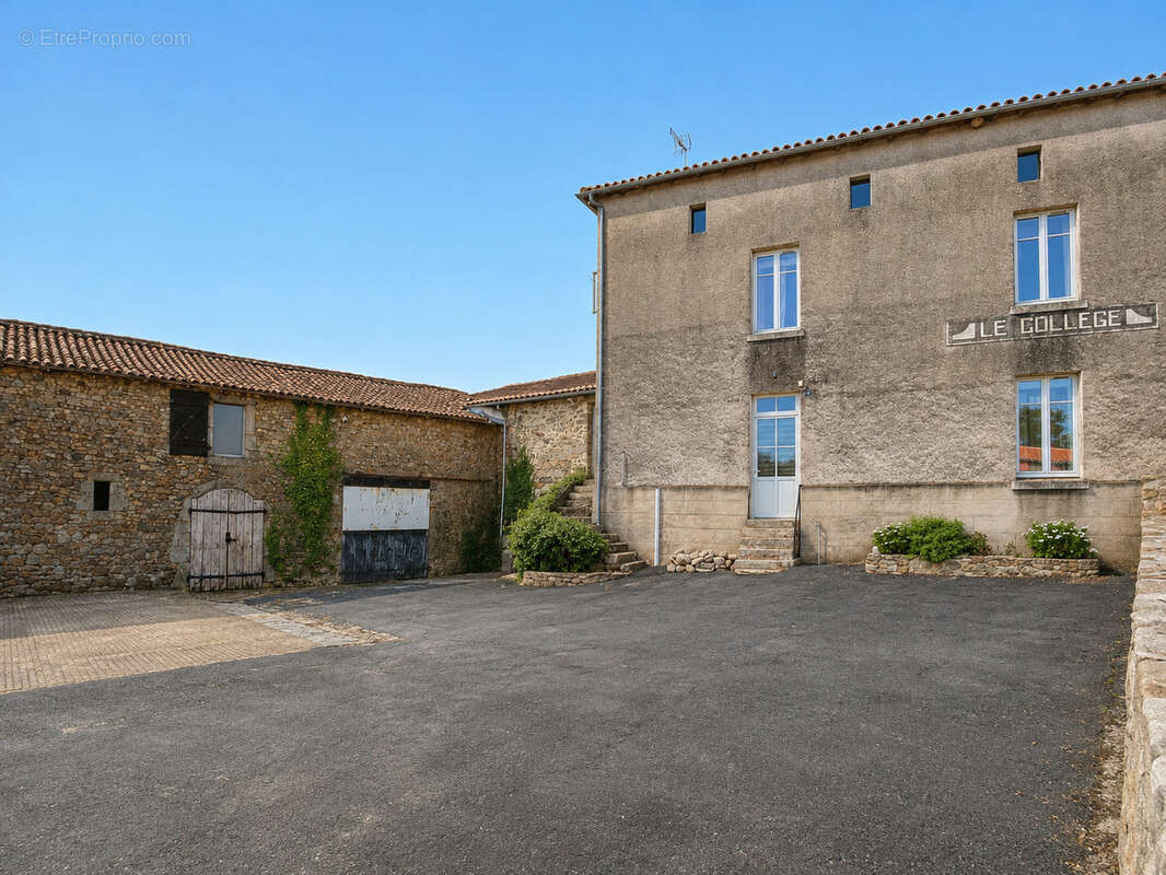Immense maison à vendre à Montfaucon-Montigné - photo 2