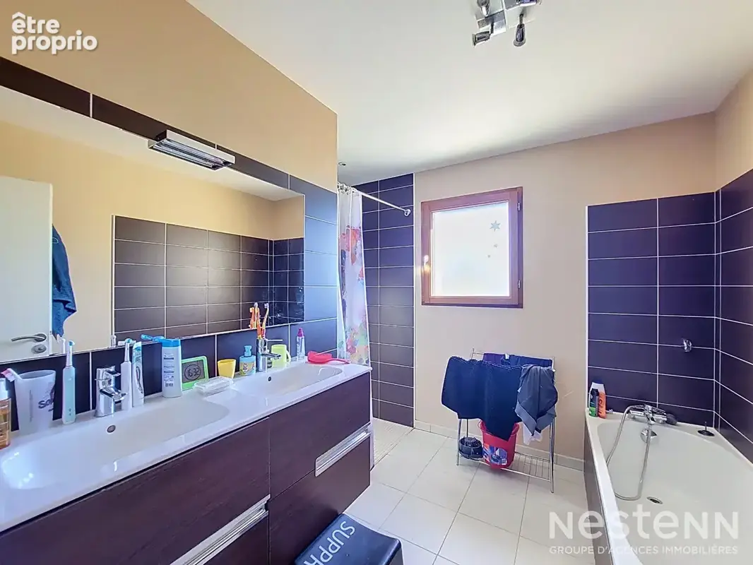 A Vendre Maison contemporaine de plain-pied, double garage, Carport et terrain de 1 731 m². - photo 4