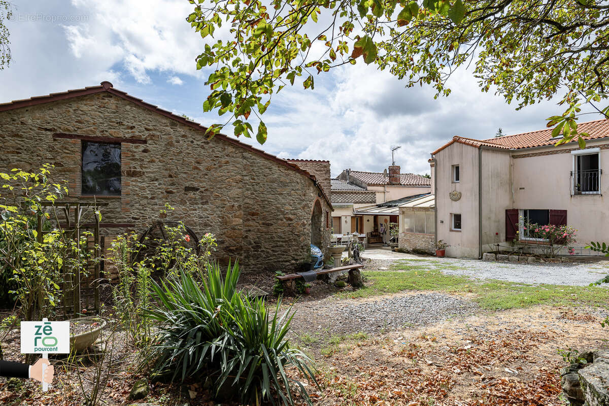 Maison de charme en pierre à vendre à Saint-Étienne-du-Bois, proche Legé   174 m2 habitables - photo 29