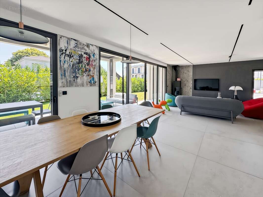 Maison d'architecte + T1bis d'exception à vendre au centre de DIVONNE LES BAINS - photo 5