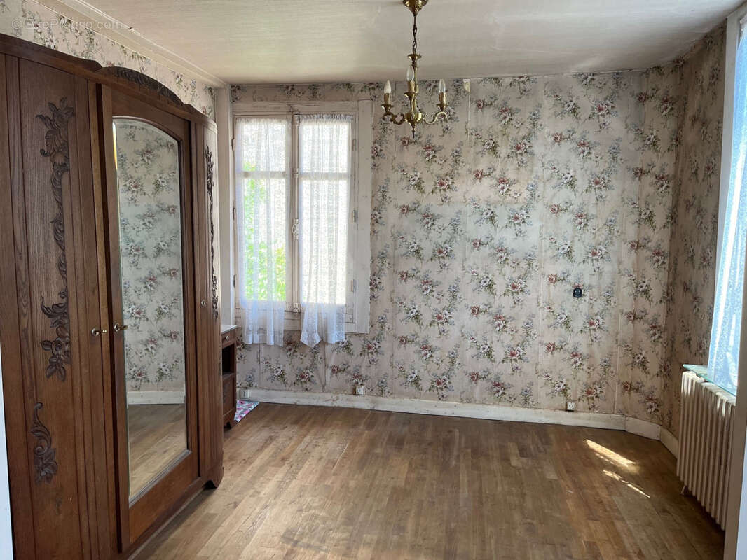 Coussac Bonneval Proche commerces, maison 5 pièces à rénover, garage et jardin. - photo 12