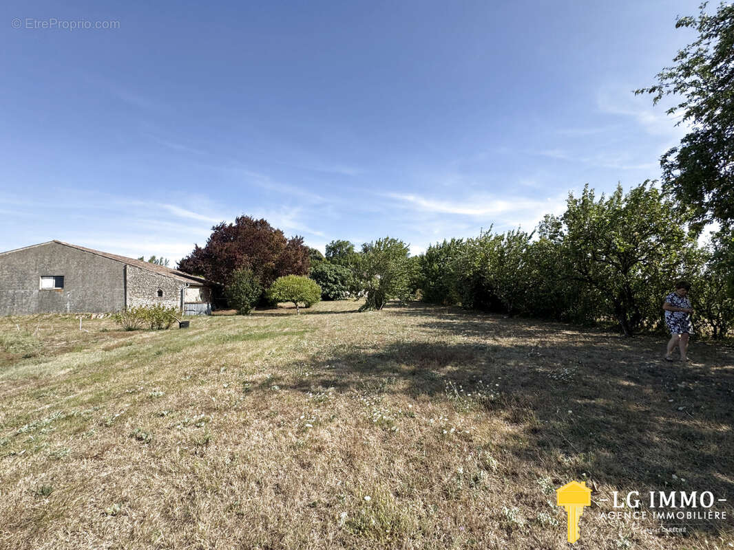 Maison de plain-pied au milieu de son jardin arboré d'arbres fruitiers avec grange de 346 m2 - photo 21