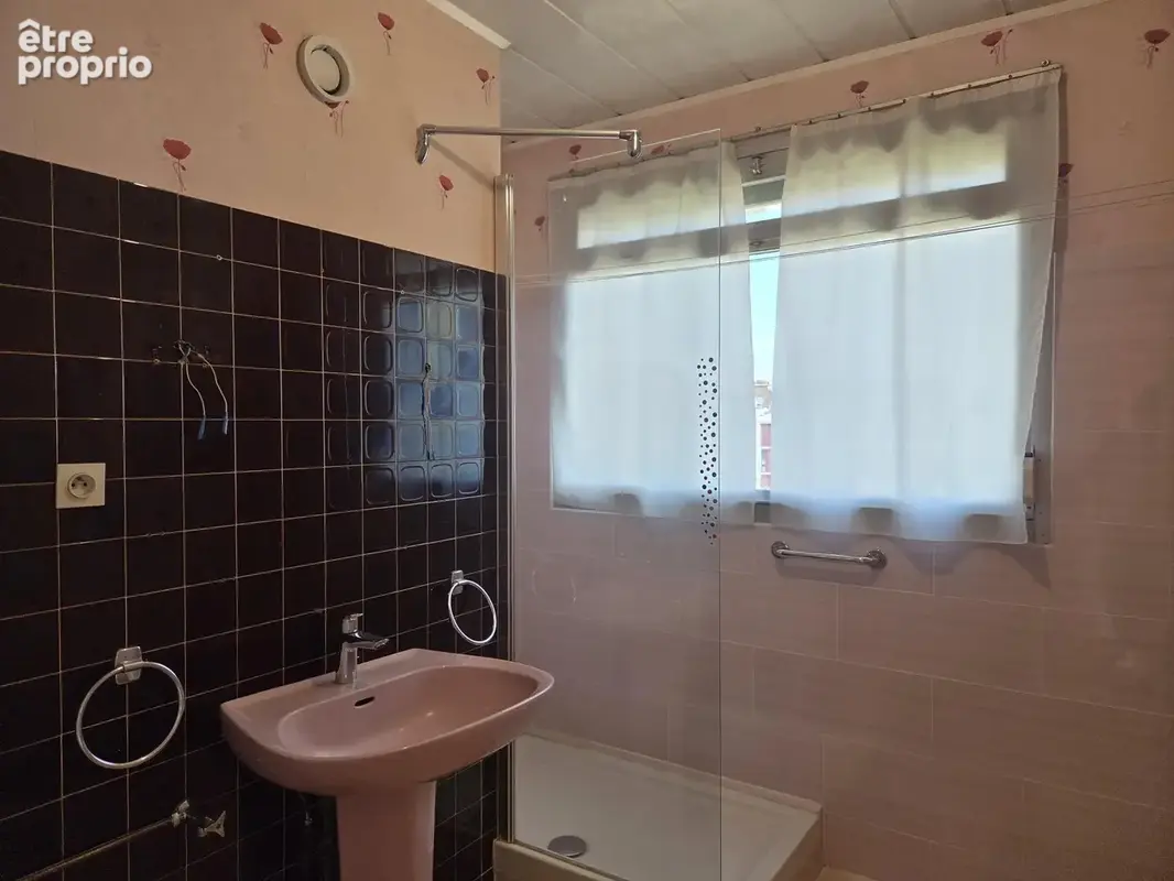 Bel appartement familial de 4 pièces avec balcons et parkings   À fort potentiel ! - photo 10