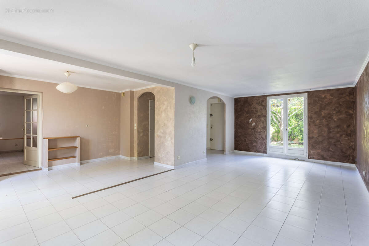 Maison à SIMIANE-COLLONGUE