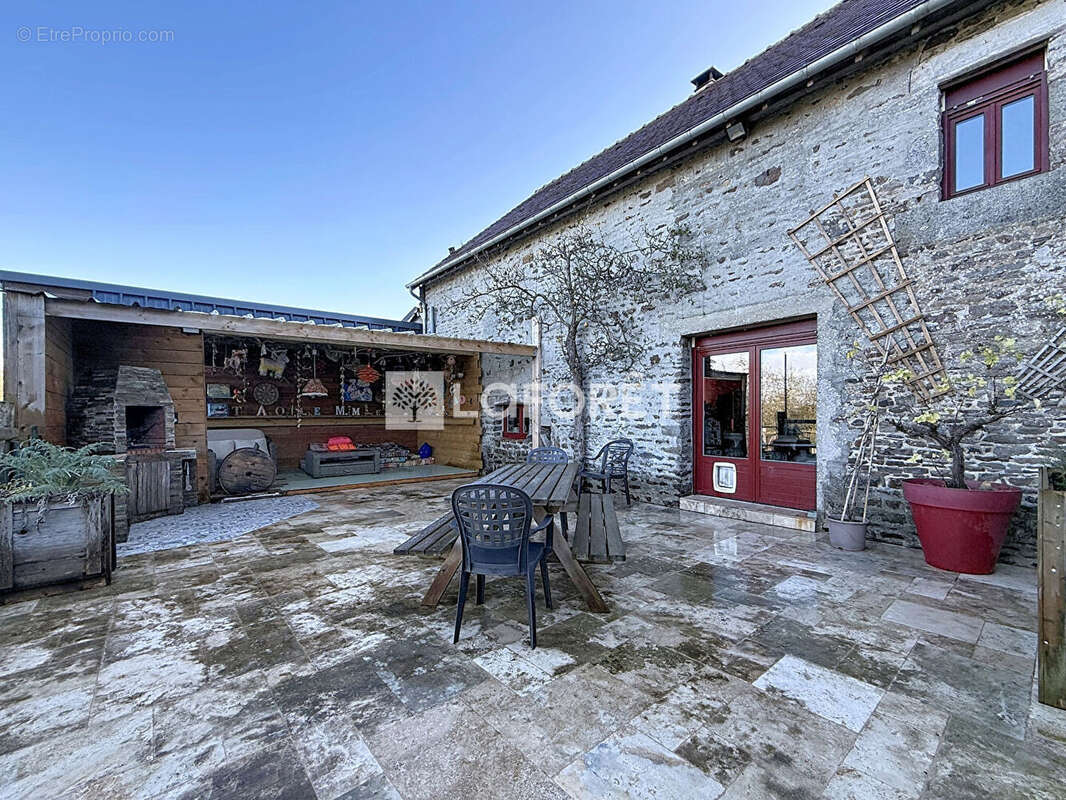 Maison à SAINT-QUENTIN-LES-CHARDONNETS