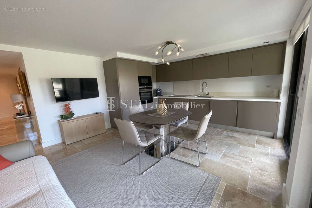 Appartement à ROQUEBRUNE-SUR-ARGENS