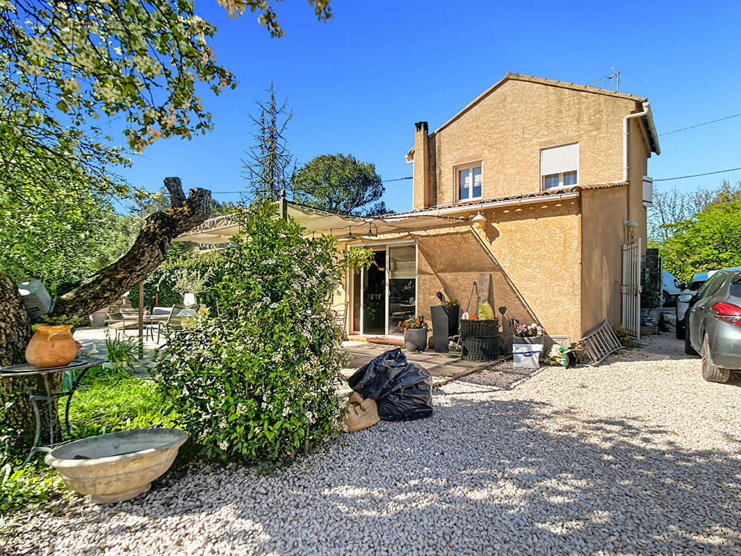 Charmante maison 3 pièces 80 m2 avec stationnement sur parcelle d'environ 350 m2 à vendre Secteur La Bouilladisse 13720 - photo 13